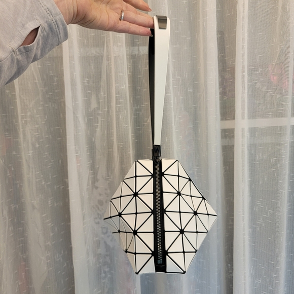 Bao Bao Issey Miyake White Triangle Shoulder Bag Rare NWOT - Picture 3 of 17